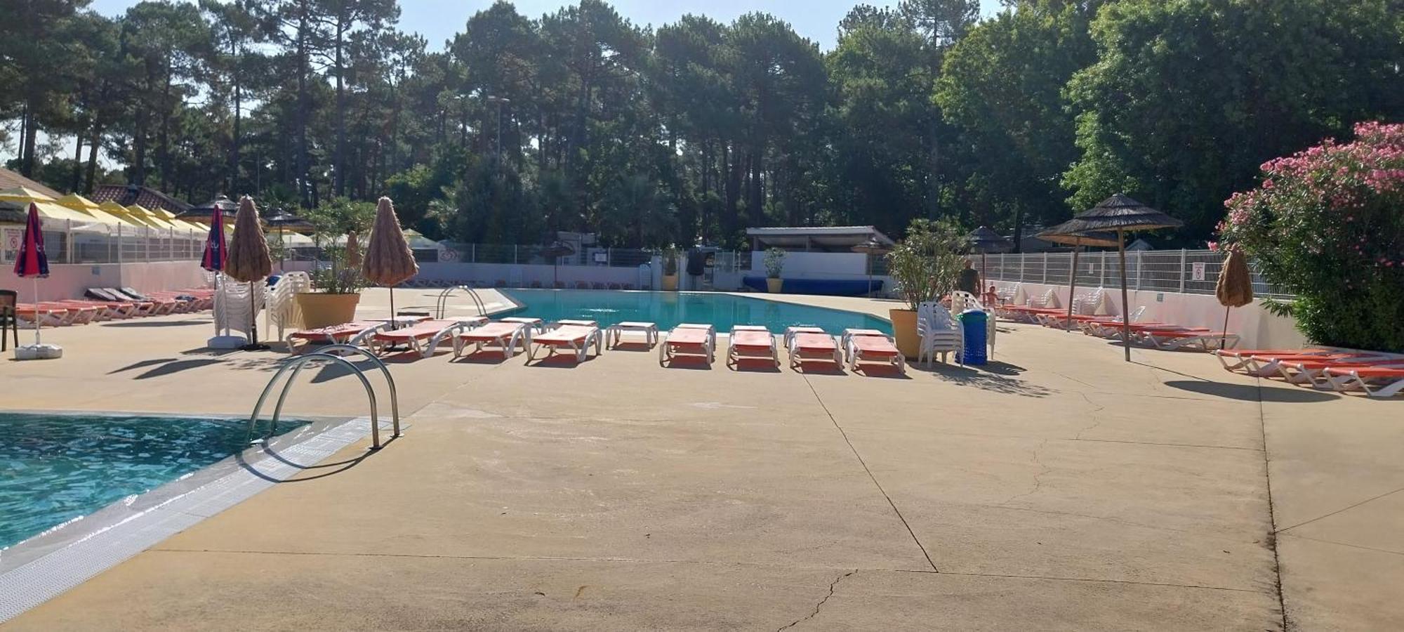 Un Toit Sur Le Bassin Les Embruns Camping *